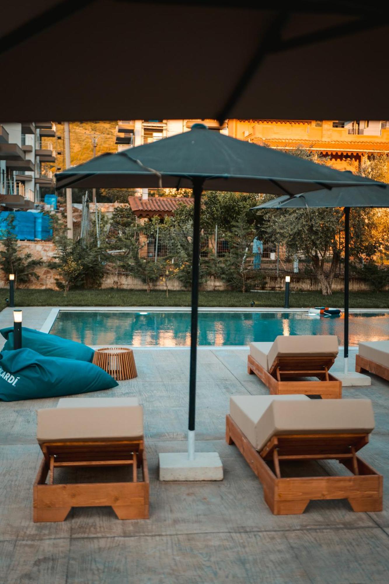 The Blue Wave Hotel Himare Exteriör bild